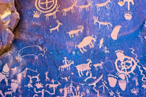 Warszawscy archeolodzy odkryli w Górach Czatkalskich w Uzbekistanie olbrzymie skupisko rytów naskalnych, są to m.in. przedstawienia zwierząt, głównie koziorożców. Najstarsze wykonano nawet kilka tysięcy lat temu – wstępnie szacują badacze. Na zdjęciu ilustracyjnym petroglify w nieoznaczonej lokalizacji (<a href="https://pixabay.com/pl/users/MikeGoad-29415/?utm_source=link-attribution&amp;utm_medium=referral&amp;utm_campaign=image&amp;utm_content=4003121">Mike Goad</a> / <a href="https://pixabay.com/pl/?utm_source=link-attribution&amp;utm_medium=referral&amp;utm_campaign=image&amp;utm_content=4003121">Pixabay</a>)