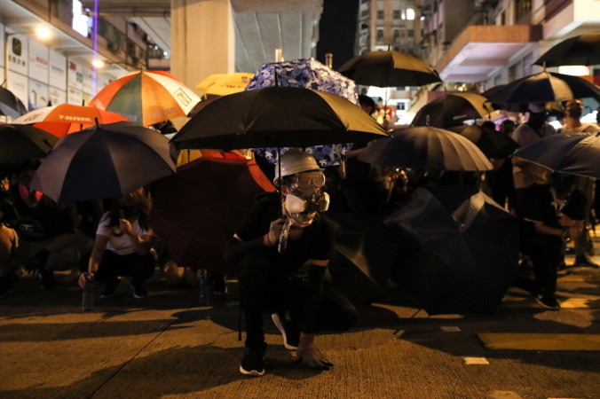 Protestujący pod parasolkami podczas wiecu przeciwko przemocy policji przed stacją Prince Edward, w pobliżu posterunku policji, Hongkong, 6.09.2019 r. (JEON HEON-KYUN/PAP/EPA)