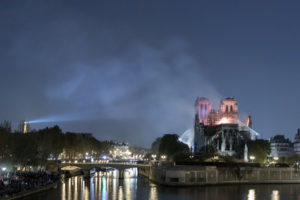 Francja: Trwa usuwanie szkód po pożarze Notre Dame, odbudowa w przyszłym roku