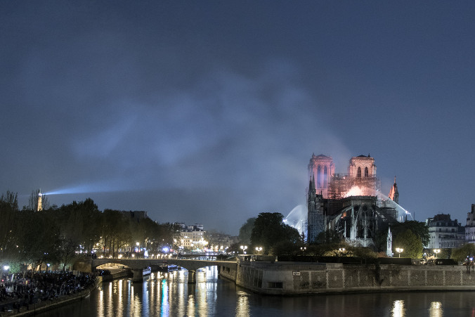W paryskiej katedrze Notre Dame nadal trwa usuwanie szkód spowodowanych przez ogień 15 kwietnia, a budowla jest zabezpieczana. Na zdjęciu gaszenie pożaru w katedrze Notre Dame w Paryżu (<a href="https://unsplash.com/@nivenn?utm_source=unsplash&amp;utm_medium=referral&amp;utm_content=creditCopyText">Nivenn Lanos</a> / <a href="https://unsplash.com/?utm_source=unsplash&amp;utm_medium=referral&amp;utm_content=creditCopyText">Unsplash</a>)