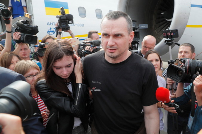 Krewni i dziennikarze witają zwolnionego przez Rosję ukraińskiego reżysera filmowego Ołeha Sencowa (pośrodku), międzynarodowe lotnisko Boryspol niedaleko Kijowa, Ukraina, 7.09.2019 r. (SERGEY DOLZHENKO/PAP/EPA)