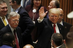 Prezydent USA Donald Trump (po prawej) z doradcą ds. bezpieczeństwa narodowego Johnem Boltonem (drugi po lewej) i sekretarzem stanu USA Mikiem Pompeo (po lewej) po przemówieniu podczas zorganizowanego przez Stany Zjednoczone wydarzenia na temat przeciwdziałania narkomanii, 73. sesja Zgromadzenia Ogólnego Narodów Zjednoczonych w siedzibie ONZ w Nowym Jorku, 24.09.2018 r., ponownie wydane 10.09.2019 r. (JASON SZENES/PAP/EPA)