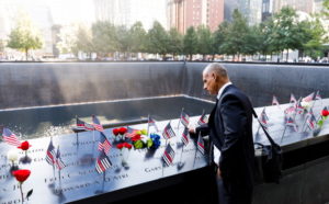 Mężczyzna dotyka nazwisk strażaków wygrawerowanych przy South Pool na terenie National September 11 Memorial podczas uroczystości w 18. rocznicę ataków terrorystycznych z 11 września 2001 r., Nowy Jork, 11.09.2019 r. (JUSTIN LANE/PAP/EPA)