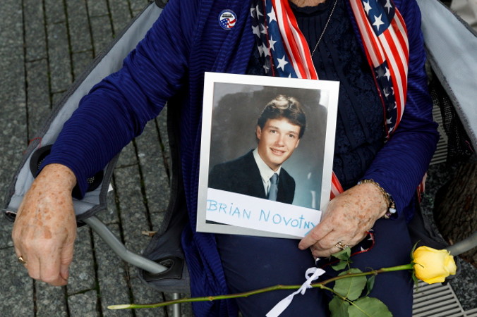Mary Novotny z New City w stanie Nowy Jork trzyma zdjęcie swojego syna Briana, który zginął w World Trade Center, uroczystości w 18. rocznicę ataków terrorystycznych z 11 września 2001 r., Nowy Jork, 11.09.2019 r. (JUSTIN LANE/PAP/EPA)