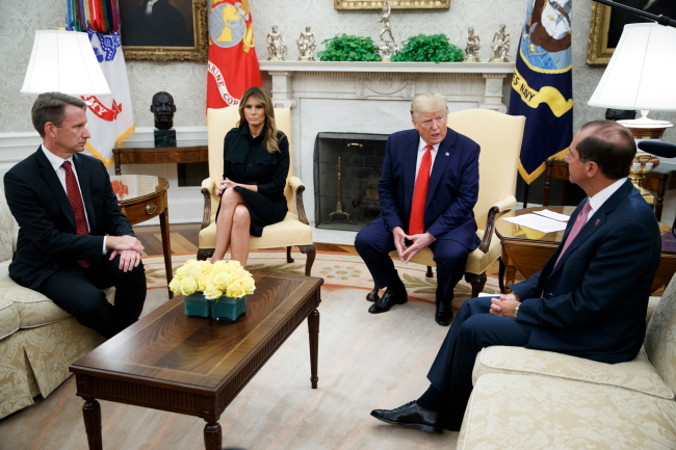 Prezydent USA Donald J. Trump (drugi po prawej) wraz z pełniącym obowiązki komisarza ds. żywności i leków Normanem Sharplessem (po lewej), pierwszą damą Melanią Trump (druga po lewej) oraz sekretarzem ds. zdrowia i opieki społecznej Alexem Azarem (po prawej) ogłasza nowe ograniczenia w sprzedaży produktów waporyzujących o smaku nietytoniowym, briefing prasowy w Gabinecie Owalnym, Biały Dom w Waszyngtonie, 11.09.2019 r. (SHAWN THEW/PAP/EPA)