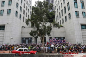 Protestujący w Hongkongu zorganizowali wiec przed konsulatem brytyjskim, domagając się, by była potęga kolonialna zapewniła dotrzymanie przez Chiny zobowiązań, które podjęły w momencie przyłączania Hongkongu do ChRL, 15.09.2019 r. (JEROME FAVRE/PAP/EPA)
