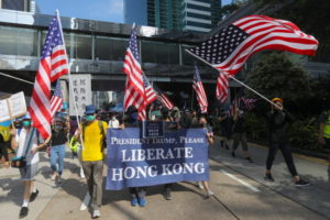 Protestujący trzymają flagi Stanów Zjednoczonych podczas marszu w Causeway Bay, Hongkong, 15.09.2019 r. (VIVEK PRAKASH/PAP/EPA)