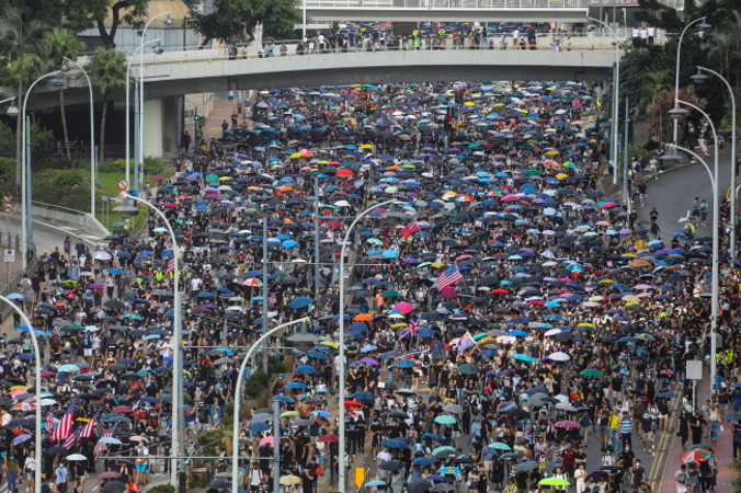 Marsz w Hongkongu, protestujący wezwali rząd brytyjski do podjęcia działań przeciwko Chinom za nieprzestrzeganie wspólnej chińsko-brytyjskiej deklaracji, 15.09.2019 r. (VIVEK PRAKASH/PAP/EPA)