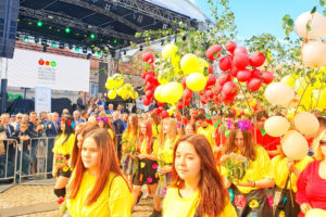 Uczestnicy parady, która poprzedziła oficjalne otwarcie 42. Święta Kwiatów, Owoców i Warzyw w Skierniewicach, 14.09.2019 r. (The Epoch Times)