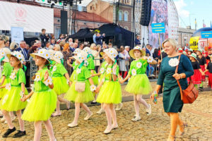 Uczestnicy parady, która poprzedziła oficjalne otwarcie 42. Święta Kwiatów, Owoców i Warzyw w Skierniewicach, 14.09.2019 r. (The Epoch Times)