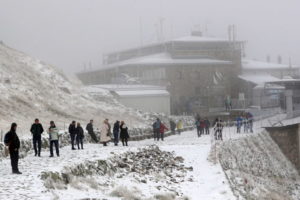 W Tatrach spadł śnieg, z Zakopanego można podziwiać ośnieżone zbocza