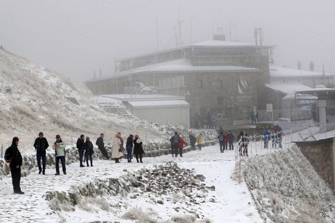 W nocy z wtorku na środę w Tatrach nastąpiło załamanie pogody, temperatura spadła poniżej zera i spadł śnieg. Opady pojawiły się już od wysokości 1400 m n.p.m. Na zdjęciu Kasprowy Wierch, 18.09.2019 r.<br /> (Grzegorz Momot / PAP)