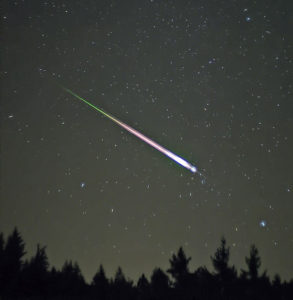 W listopadzie mogą być obserwowane Leonidy. Na zdjęciu meteor widziany podczas maksimum aktywności tego roju, 17.11.2009 r. (Navicore – praca własna, <a href="https://creativecommons.org/licenses/by/3.0/">CC BY 3.0</a> / <a href="https://commons.wikimedia.org/w/index.php?curid=8736621">Wikimedia</a>)