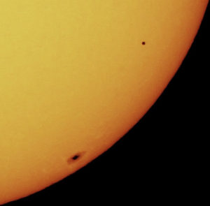 Rzadkie zjawisko tranzytu Merkurego na tle tarczy słonecznej, listopad 2006 r. Na zdjęciu Merkury to maleńka kropka położona wyżej, niżej jedna ze słonecznych plam (<a href="https://www.flickr.com/photos/edhiker/292807612/">edhiker</a>, CC BY 2.0 / <a href="https://commons.wikimedia.org/w/index.php?curid=1733000">Wikimedia</a>)