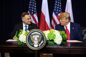 Polska i USA uzgodniły lokalizacje dla zwiększonej obecności wojsk USA w Polsce – głosi deklaracja podpisana w poniedziałek w Nowym Jorku przez prezydentów Andrzeja Dudę i Donalda Trumpa, 23.09.2019 r. (Radek Pietruszka / PAP)