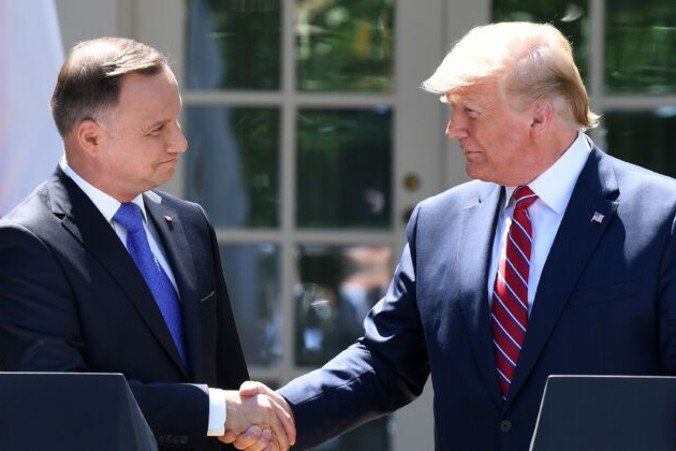Prezydent USA Donald Trump i prezydent RP Andrzej Duda podają sobie ręce po odbyciu wspólnej konferencji prasowej w Ogrodzie Różanym w Białym Domu w Waszyngtonie, 12.06.2019 r. (Saul Loeb/AFP/Getty Images)