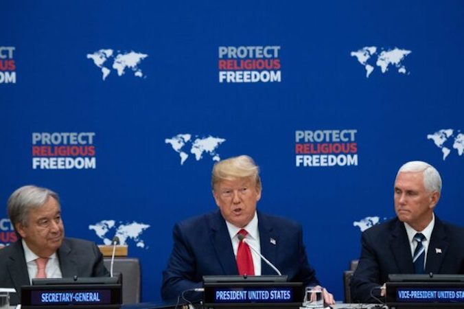 Prezydent USA Donald Trump wraz z wiceprezydentem USA Mikiem Pence’em (z prawej) i sekretarzem generalnym ONZ António Guterresem (z lewej) przemawia podczas wydarzenia dotyczącego wolności religijnej, siedziba ONZ w Nowym Jorku, 23.09.2019 r. (SAUL LOEB/AFP/Getty Images)