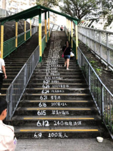 Protestujący zapisali przebieg protestów od czerwca na schodach mostu, Hongkong, 28.09.2019 r.<br /> (Yu Kong / The Epoch Times)