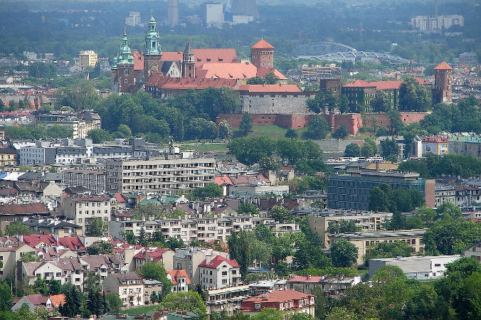 Naukowcy z Krakowa sprawdzali, czy mikroplastik jest obecny w powietrzu stolicy Małopolski, i wykryli jego obecność. Na zdjęciu ilustracyjnym fragment panoramy Krakowa (<a href="https://pixabay.com/pl/users/PublicDomainPictures-14/?utm_source=link-attribution&amp;utm_medium=referral&amp;utm_campaign=image&amp;utm_content=70639">PublicDomainPictures</a> / <a href="https://pixabay.com/pl/?utm_source=link-attribution&amp;utm_medium=referral&amp;utm_campaign=image&amp;utm_content=70639">Pixabay</a>)