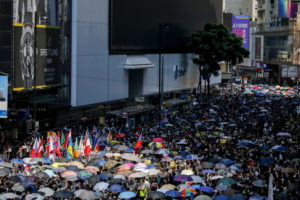 Protestujący podczas marszu protestacyjnego w 70. rocznicę proklamowania komunistycznej ChRL, Hongkong, 1.10.2019 r. (FAZRY ISMAIL/PAP/EPA)