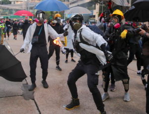 Protestujący rzuca w kierunku policji koktajl Mołotowa podczas protestu w 70. rocznicę proklamowania komunistycznej ChRL, Hongkong, 1.10.2019 r. (FAZRY ISMAIL/PAP/EPA) 