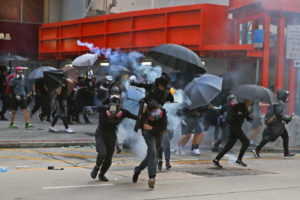 Policja w Hongkongu postrzeliła demonstranta ostrą amunicją