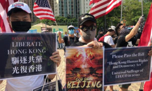 Protestujący trzymają plakaty z antykomunistycznymi hasłami podczas wiecu, Hongkong, 14.09.2019 r. (Yu Tianyou / The Epoch Times)