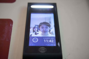 Kobieta używa urządzenia do rozpoznawania twarzy zainstalowanego w samoobsługowym supermarkecie w Tianjin, Chiny, 21.08.2019 r. (Nicolas Asfouri/AFP/Getty Images)