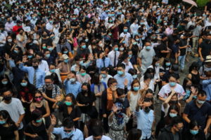 Protestujący w maskach podczas wiecu zorganizowanego na znak sprzeciwu wobec ustawy zakazującej noszenia masek, Hongkong, 4.10.2019 r. (FAZRY ISMAIL/PAP/EPA)