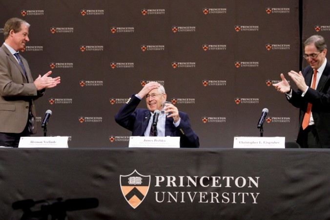 Profesor Uniwersytetu Princeton James Peebles (pośrodku) podczas konferencji prasowej po przyznaniu mu Nagrody Nobla w dziedzinie fizyki w 2019 r. Oklaskują go Herman Verlinde (po lewej), dziekan Wydziału Fizyki Uniwersytetu Princeton, i Christopher Eisgruber (po prawej), rektor Uniwersytetu Princeton, Uniwersytet Princeton, New Jersey, USA, 8.10.2019 r. (JUSTIN LANE/PAP/EPA)