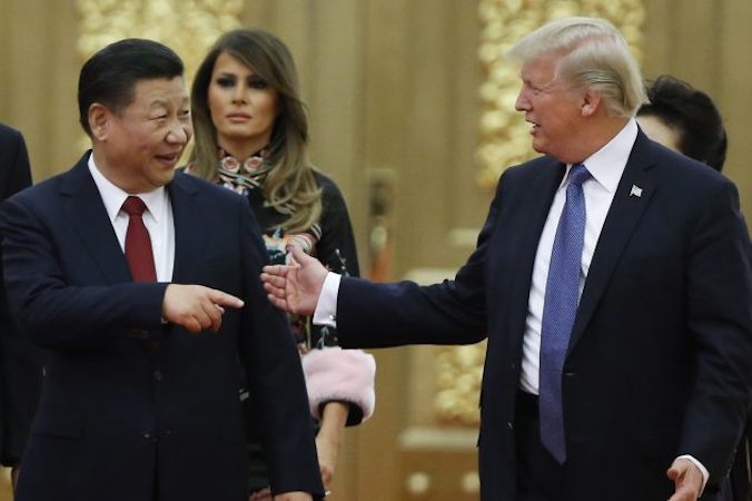 Prezydent USA Donald Trump i chiński przywódca Xi Jinping przybywają na państwową kolację do Wielkiej Hali Ludowej, Pekin, Chiny, 9.11.2017 r. (Thomas Peter – Pool / Getty Images)