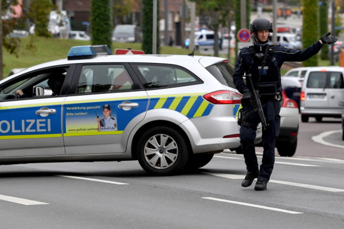 Policja pilnuje miejsca zamachu w pobliżu synagogi w Halle, Niemcy, 9.10.2019 r. (FILIP SINGER/PAP/EPA)