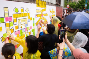 Ludzie umieszczają karteczki samoprzylepne na ścianie Lennona w Tajpej, Tajwan, 29.09.2019 r.<br/>(Chen Po-chou / The Epoch Times)