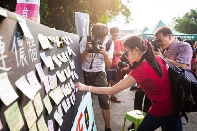 Ludzie umieszczają hasła na karteczkach na ścianie Lennona w Tajpej, Tajwan, 11.08.2019 r.<br /> (Chen Po-chou / The Epoch Times)