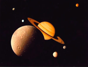 System księżyców Saturna, na fotomontażu niektóre z nich: Dione, Tethys, Mimas, Enceladus, Rhea i Titan (NASA – <a href="https://photojournal.jpl.nasa.gov/catalog/PIA01482">JPL image PIA01482</a> / <a href="https://commons.wikimedia.org/w/index.php?curid=526437">domena publiczna</a>)