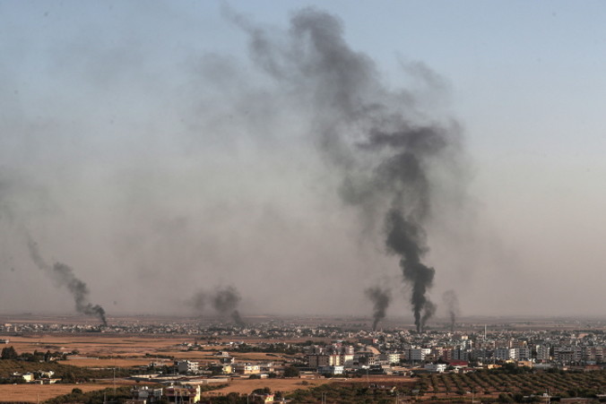 Na zdjęciu zrobionym z obszaru Turcji, z miasta Ceylanpinar w prowincji Şanlıurfa, widać dym unoszący się na terytorium Syrii podczas bombardowania przez siły tureckie, widać syryjskie miasto Ras al-Ein, 10.10.2019 r. (STR/PAP/EPA)
