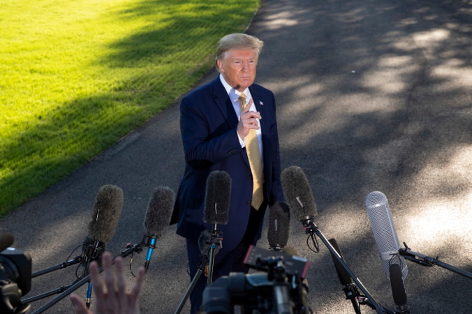 Prezydent USA Donald J. Trump odpowiada na pytanie przedstawiciela mediów na Południowym Trawniku przy Białym Domu przed odlotem na pokładzie Marine One na wiec w Luizjanie, Waszyngton, 11.10.2019 r.<br/>(MICHAEL REYNOLDS/PAP/EPA)