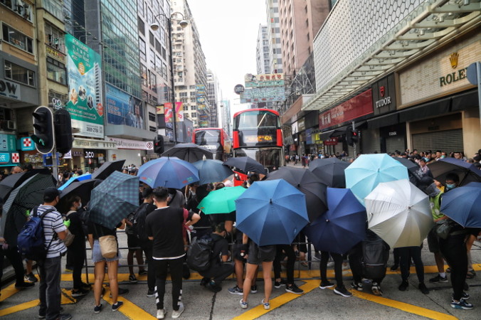 Protestujący z parasolami zbierają się na akcji protestacyjnej, Hongkong, 13.10.2019 r.<br /> (VIVEK PRAKASH/PAP/EPA)