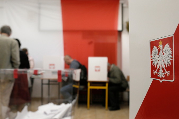 Głosowanie w jednym z lokali wyborczych w Warszawie, 13.10.2019 r. (Leszek Szymański / PAP)