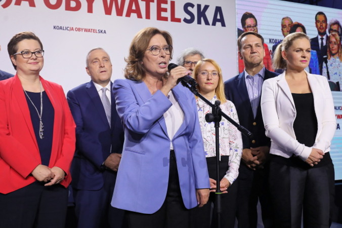 Przewodniczący PO Grzegorz Schetyna (drugi po lewej), wicemarszałek Sejmu Małgorzata Kidawa-Błońska (pośrodku), przewodnicząca Nowoczesnej Katarzyna Lubnauer (po lewej), liderka Inicjatywy Polska Barbara Nowacka (po prawej), europoseł Radosław Sikorski (drugi po prawej) oraz współprzewodniczący Zielonych Marek Kossakowski (trzeci po prawej, z tyłu) i Małgorzata Tracz (trzecia po prawej) w sztabie wyborczym Koalicji Obywatelskiej, Warszawa, 13.10.2019 r. (Paweł Supernak / PAP)