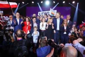 Lider partii Wiosna Robert Biedroń (po prawej), przewodniczący SLD Włodzimierz Czarzasty (drugi po lewej) i członek zarządu krajowego partii Razem Adrian Zandberg (trzeci po prawej) w sztabie wyborczym Lewicy, 13.10.2019 r. (Rafał Guz / PAP) 