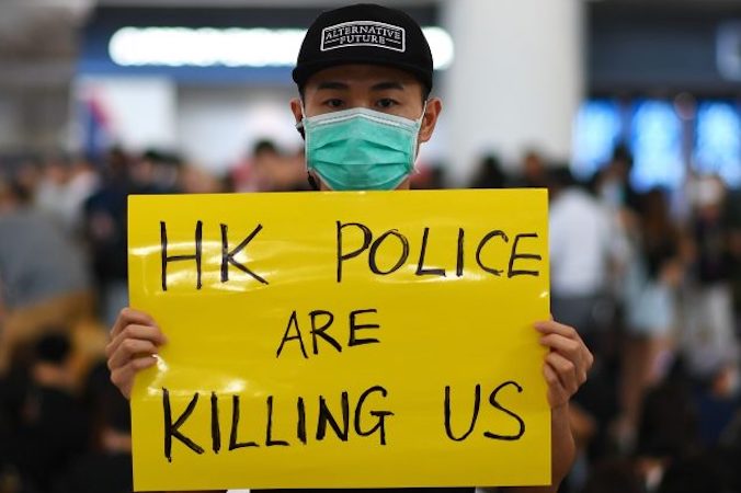 Prodemokratyczni demonstranci zbierają się na międzynarodowym lotnisku w Hongkongu, by zaprotestować przeciwko brutalności policji i kontrowersyjnemu projektowi ustawy o ekstradycji, 12.08.2019 r.<br/>(Manan Vatsyayana/AFP/Getty Images)
