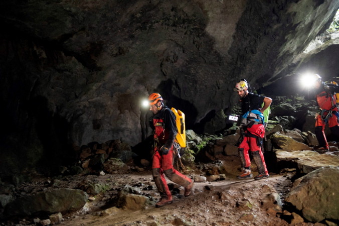 Służby ratownicze poszukują zaginionych portugalskich speleologów w Arredondo, Hiszpania, 21.10.2019 r.<br/>(Pedro Puente Hoyos/PAP/EPA)