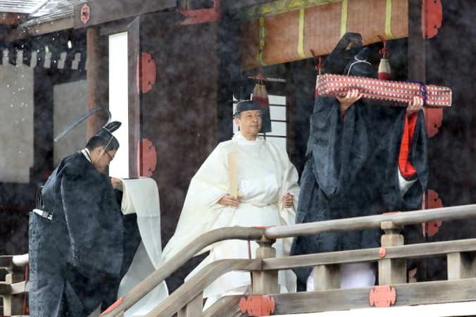Cesarz Naruhito opuszcza sanktuarium Kashikodokoro po wzięciu udziału w ceremonii Sokuirei-Tojitsu-Kashikodokoro-Omae-no-gi w Pałacu Cesarskim w Tokio w Japonii, 22.10.2019 r. (JAPAN POOL/POOL/PAP/EPA)