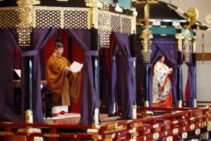 Cesarz Naruhito wygłasza mowę ogłaszającą jego intronizację, po prawej cesarzowa Masako, Pałac Cesarski w Tokio, Japonia, 22.10.2019 r. Naruhito wstąpił na tron 1.05.2019 r. po abdykacji swego ojca, cesarza Akihito (JAPAN POOL/PAP/EPA)