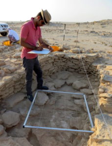 Wykopaliska archeologiczne w miejscu, w którym odkryto najstarszą naturalną perłę na świecie, wyspa Marawah, niedaleko Abu Zabi, Zjednoczone Emiraty Arabskie, zdjęcie niedatowane, udostępnione przez Wydział Kultury i Turystyki w Abu Zabi 22.10.2019 r. (ABU DHABI DEPARTMENT OF CULTURE AND TOURISM HANDOUT/PAP/EPA)