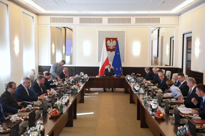 Premier Mateusz Morawiecki (pośrodku) przed posiedzeniem Rady Ministrów w KPRM w Warszawie, 22.10.2019 r. (Radek Pietruszka / PAP)