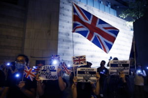 Protestujący trzymają plakaty i flagi podczas wiecu wzywającego Wielką Brytanię do wsparcia Hongkongu, przed Konsulatem Generalnym Wielkiej Brytanii w Hongkongu, 23.10.2019 r.<br/>(LYNN BOBO/PAP/EPA)