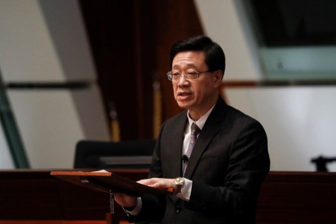 Sekretarz ds. bezpieczeństwa we władzach Hongkongu John Lee podczas sesji Rady Legislacyjnej ogłasza formalne wycofanie ustawy o ekstradycji, Hongkong, 23.10.2019 r. (LYNN BO BO/PAP/EPA)