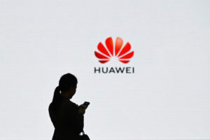 Pracownica Huawei korzysta z telefonu podczas Huawei Digital Transformation Showcase, Shenzhen, prowincja Guangdong, Chiny, 6.03.2019 r. (WANG ZHAO/AFP/Getty Images)